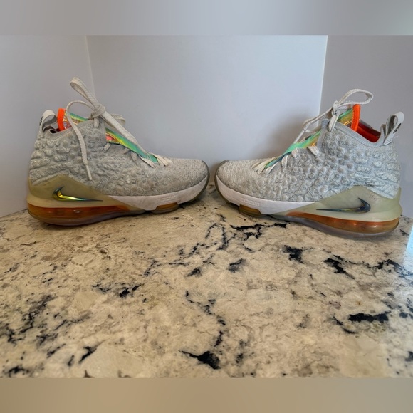 2019 LeBron 17 LMTD 'Future Air' youth size 4.5 - Picture 1 of 10